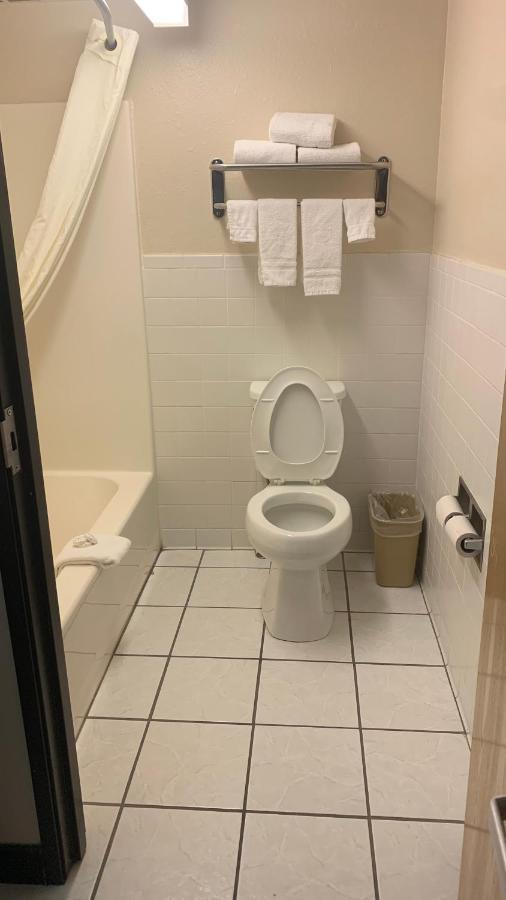 Regency Inn And Suites Stilwell Bagian luar foto