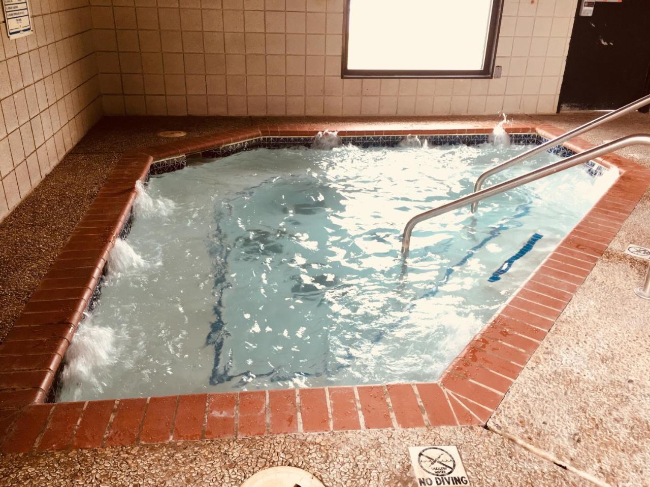 Regency Inn And Suites Stilwell Bagian luar foto